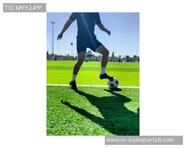 鹿晗在足球场上的精彩表现引发热议,球技与魅力并存的踢球视频引人瞩目